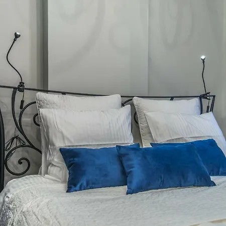Designer Aristocratic 1 Bedroom | Next To Cathedral *